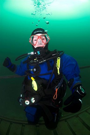 Rebecca shows how to look good underwater!